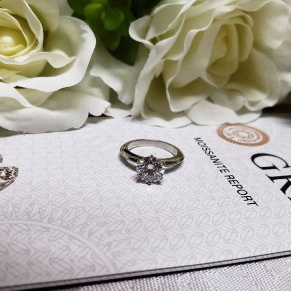 2 Carat Moissanite Ring With 925 Sterling Silver Band, D, VVS1 (M116) - Picture 4 of 7